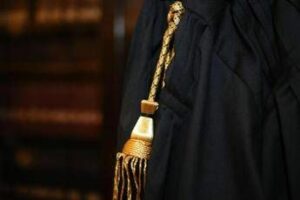 Uccise il padre a coltellate per legittima difesa 20enne assolta in appello