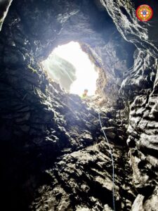 Uomo cade in un crepaccio sopra Colere recuperato illeso dal Soccorso Alpino