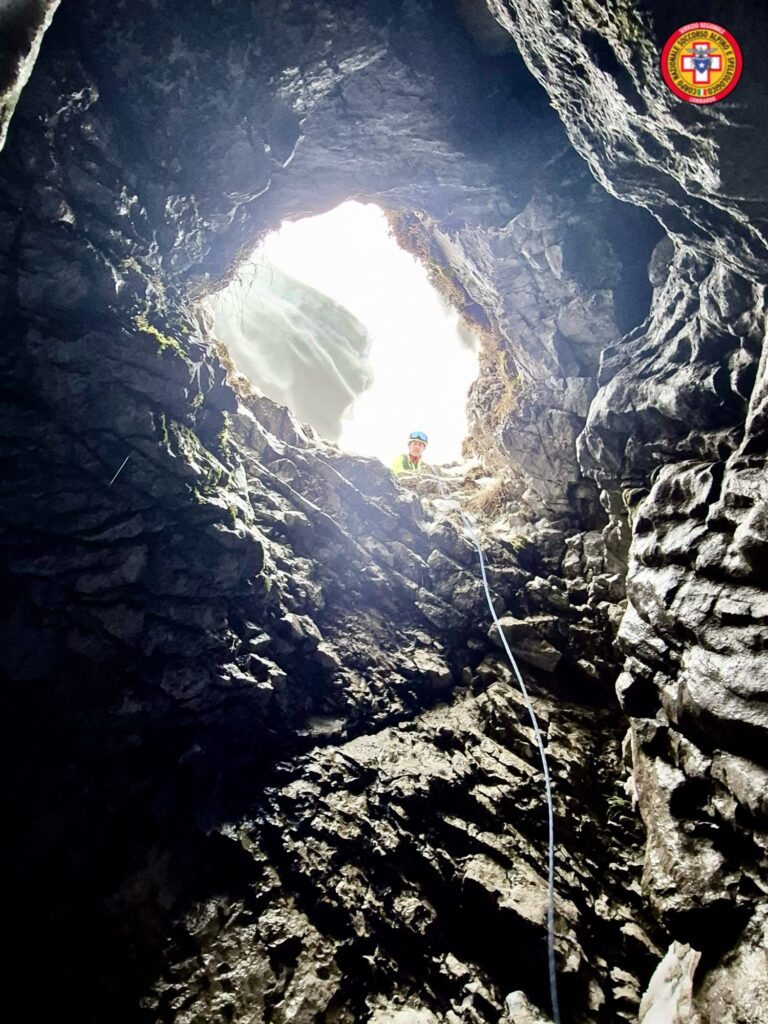Uomo cade in un crepaccio sopra Colere recuperato illeso dal Soccorso Alpino