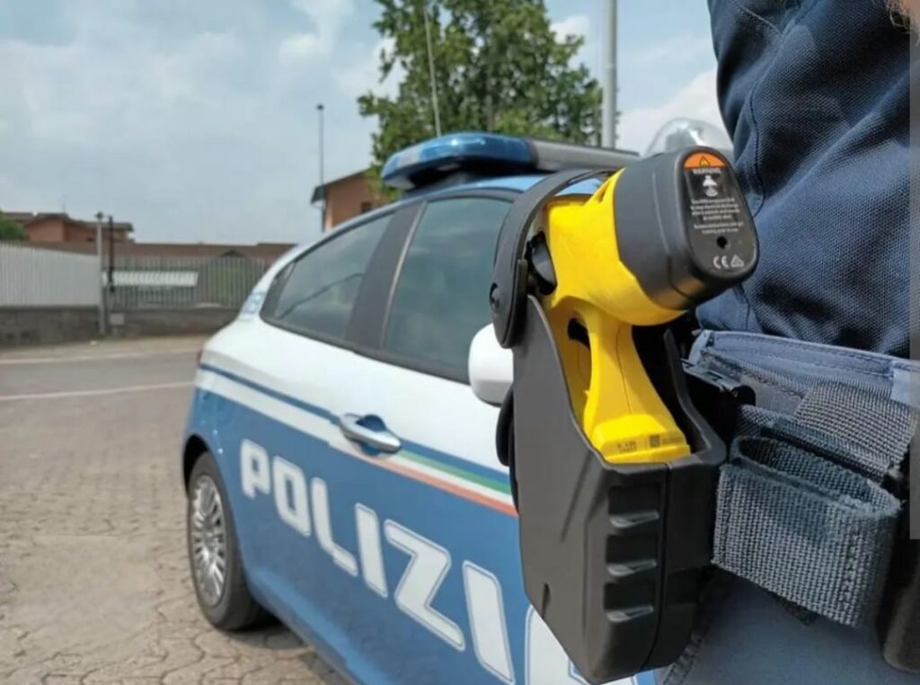 Lite domestica violenta in città: 21enne armato di coltello denunciato e fermato con il taser