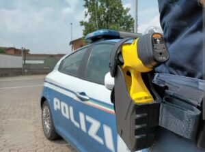 Lite domestica violenta in città: 21enne armato di coltello denunciato e fermato con il taser