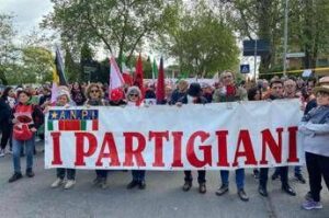 25 aprile cortei in tutta Italia momenti di tensione a Roma Diretta