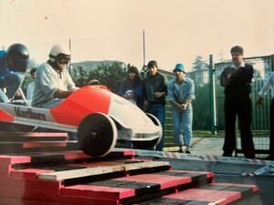 Battista Pezzoli con una sua creazione