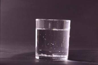 Bere acqua calda al mattino o alla sera I consigli dellesperto