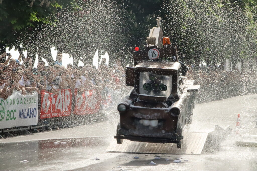 Bergamo, Soap Box Rally in Città Alta 30mila spettatori per la 50ª edizione tra spettacolo e inclusione