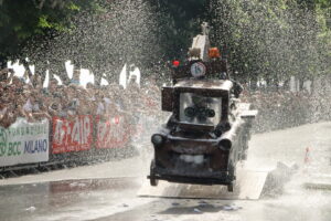 Bergamo, Soap Box Rally in Città Alta 30mila spettatori per la 50ª edizione tra spettacolo e inclusione