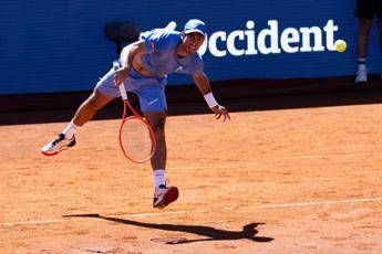 Borges serve dal basso sul match point Etcheverry offeso. E Barcellona fischia