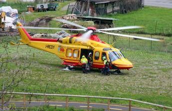 Cammina sul ciglio della strada e precipita in un dirupo morta 58enne in Trentino