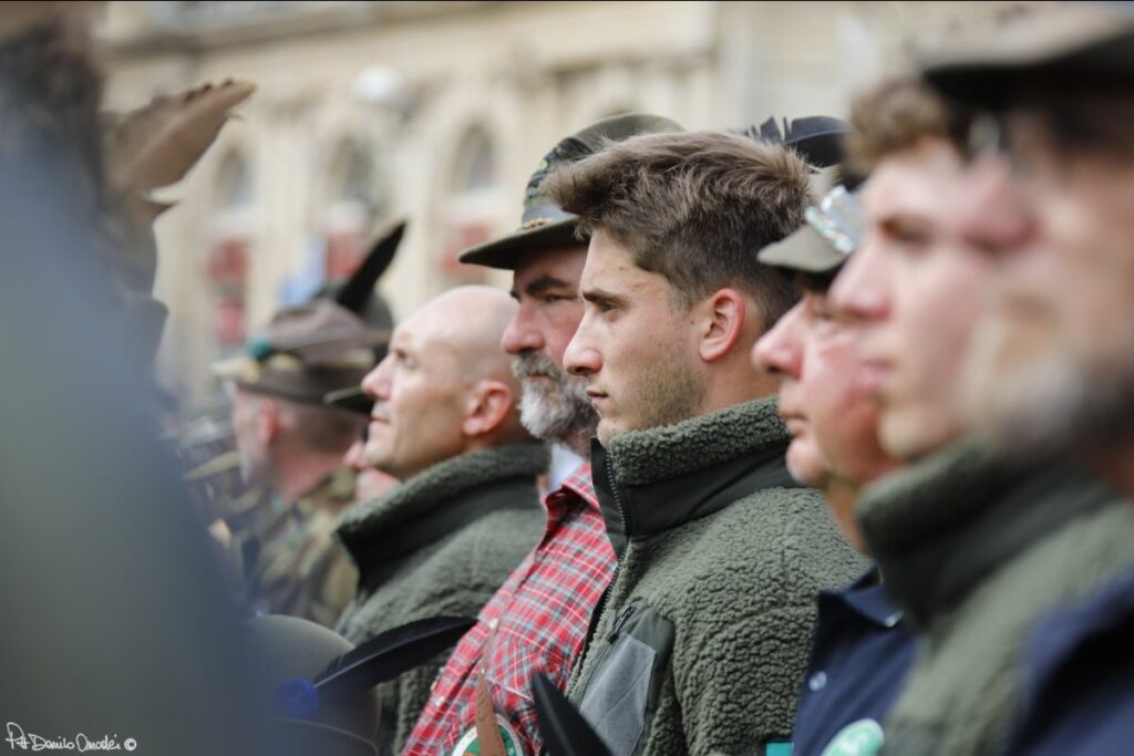 Cappello alpino, polemiche sull’Adunata la risposta dell’ANA chiarisce regole e significato