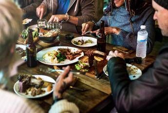 Dalla colomba alle uova fino a 3.000 calorie a pranzo i consigli dellesperta dopo gli eccessi Dalla colomba alle uova fino a 3.000 calorie a pranzo i consigli dellesperta dopo gli eccessi