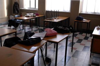 Dammi le sigarette o sparo studente punta la pistola contro un professore Dammi le sigarette o sparo studente punta la pistola contro un professore