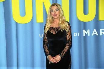 Gf Vip problemi intestinali per Valeria Marini panico e allarme virus