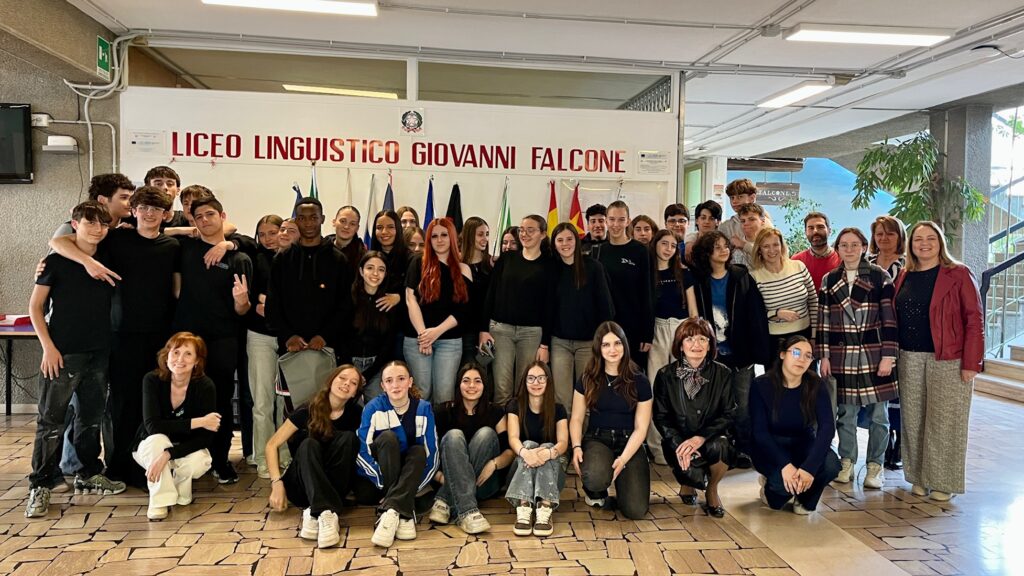 Giornata Mondiale del Libro a Bergamo al Liceo Falcone vince la 1ª G nel concorso “La voce dei libri”