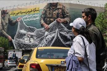 Iran continua blocco navale a Hormuz Usa ordinano a 31 navi di invertire la rotta. Pentagono via il Segretario alla Marina Phelan Diretta