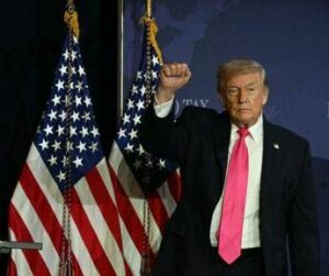 Iran riapre Hormuz Trump mantiene il blocco navale Ci prendiamo luranio. Teheran smentisce