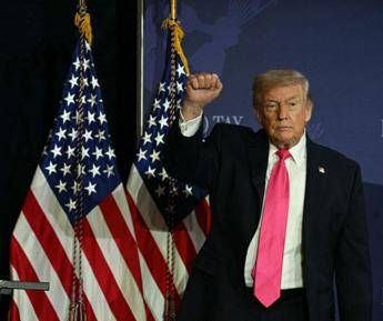 Iran riapre Hormuz Trump mantiene il blocco navale Ci prendiamo luranio. Teheran smentisce