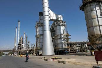 Iran sommerso dal petrolio Teheran sfrutta serbatoi abbandonati e container improvvisati