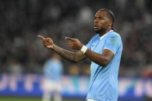 Lazio Parma proteste gialloblu per rigore non concesso dopo tocco di mano di Tavares. Cose successo Lazio Parma proteste gialloblu per rigore non concesso dopo tocco di mano di Tavares. Cose successo