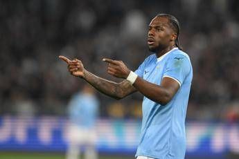 Lazio Parma proteste gialloblu per rigore non concesso dopo tocco di mano di Tavares. Cose successo Lazio Parma proteste gialloblu per rigore non concesso dopo tocco di mano di Tavares. Cose successo