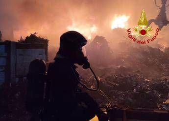Milano maxi incendio in unazienda di smaltimento di rifiuti a Bollate
