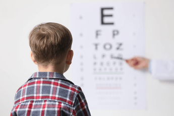 Miopia pediatrica disponibile in Italia un collirio che la rallenta