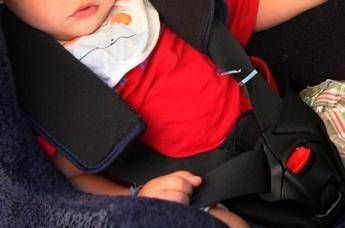 Nuoro lasciano la bimba di sei mesi nellauto e vanno a fare la spesa denunciati due turisti