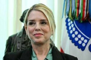 Pam Bondi licenziata da Trump ma rischia di dover deporre al Congresso sul caso Epstein