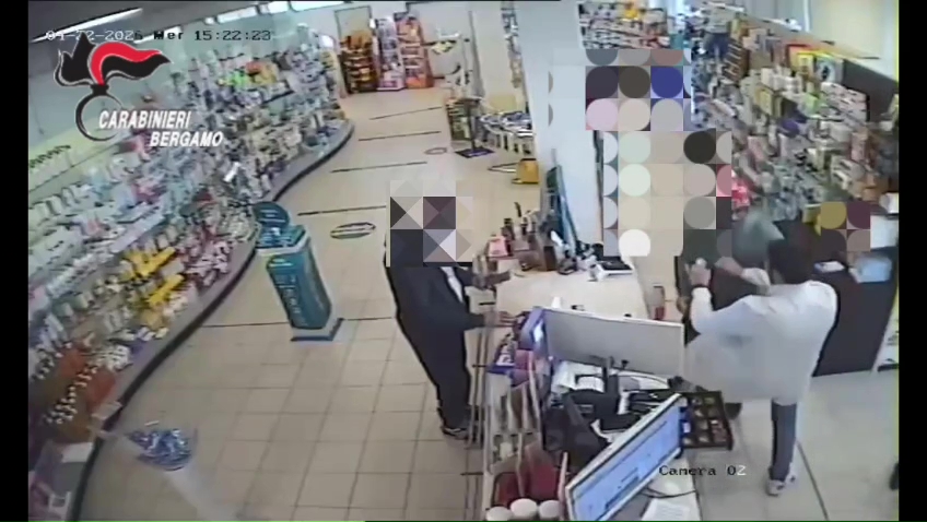 Rapina in farmacia a Romano di Lombardia arrestato 37enne dopo inseguimento tra tetti e campi