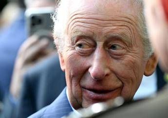 Re Carlo e il lavoro a maglia la passione antistress condivisa con lolimpionico Daley