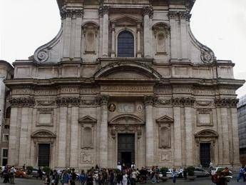 Roma cadono lastre di impalcatura da chiesa SantIgnazio ferita 16enne in gita