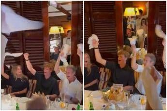 Sinner scatenato a Montecarlo canta We are the Champions con Laila