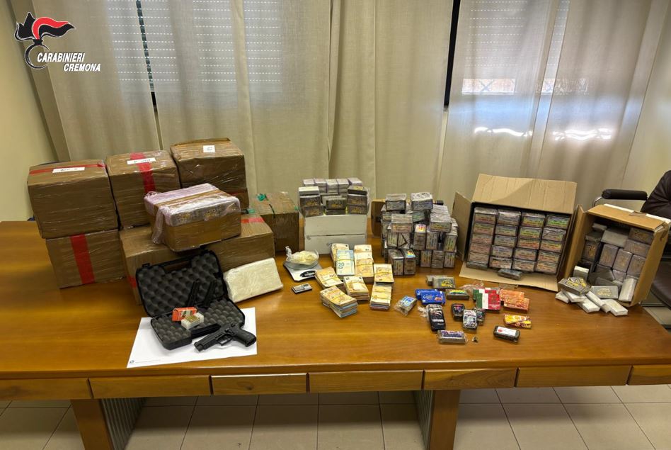 Treviglio (BG), maxi sequestro di droga arrestato 20enne con 190 kg di hashish, cocaina e una pistola clandestina