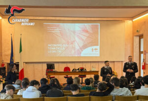Treviglio (Bergamo), Carabinieri al Facchetti incontro su bullismo e droga con gli studenti il 10 aprile 2026