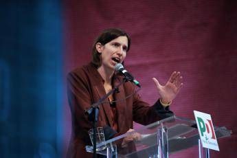 Trump e lattacco a Meloni centrodestra fa quadrato. Schlein Ferma condanna sia unanime. Ma Conte e Renzi punzecchiano la premier Trump e lattacco a Meloni centrodestra fa quadrato. Schlein Ferma condanna sia unanime. Ma Conte e Renzi punzecchiano la premier