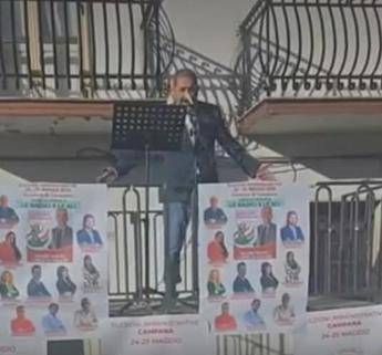 Amministrative candidato sindaco del cosentino sale sul palco vestito da Pinocchio