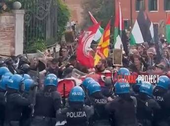 Biennale Arte scontri tra polizia e pro Pal a Venezia. Serrata anti Israele chiusi 20 padiglioni