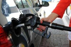 Caro carburanti prezzi di benzina e diesel oggi verde sfiora 19 euro al litro
