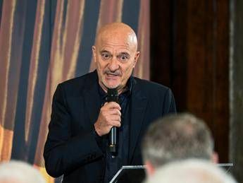 David Donatello show di Claudio Bisio al Quirinale con battuta su caso Minetti