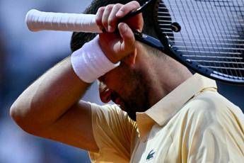 Djokovic nervoso agli Internazionali il gesto. verso il cielo