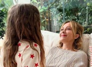 Festa della mamma da Meloni a Conte gli auguri della politica Festa della mamma da Meloni a Conte gli auguri della politica