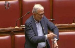 Giachetti si ammanetta al banco della Camera Io in Aula finche maggioranza non sblocca Vigilanza Rai