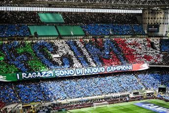 Inter parte la festa scudetto coppa ai nerazzurri poi sfilata con bus scoperto a Milano Diretta