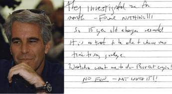 Jeffrey Epstein il biglietto choc prima della morte Indagato per mesi non hanno trovato nulla