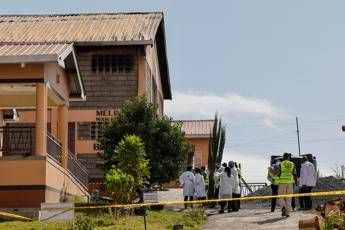 Kenya incendio in collegio femminile 16 morti. Arrestate 8 studentesse Kenya incendio in collegio femminile 16 morti. Arrestate 8 studentesse