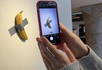 La banana di Cattelan sparisce ancora rubata dal museo Pompidou Metz in Francia