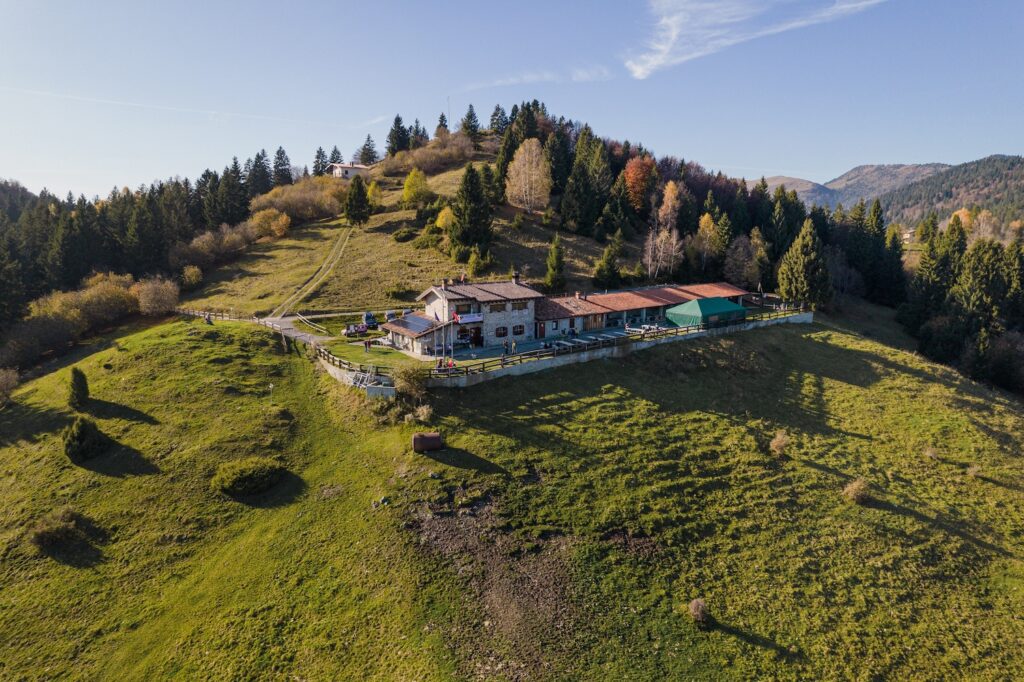 Passeggiate resistenti alla Malga Lunga il 9 maggio: 18 percorsi tra Val Seriana e Bergamo per ricordare la Resistenza