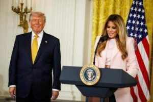Melania Trump cita lempatia del marito scattano le risate alla Casa Bianca