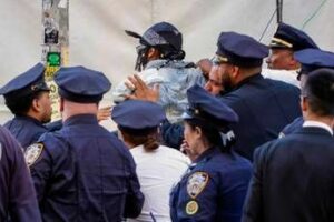 Met Gala proteste contro Jeff Bezos arrestato manifestante
