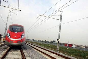 Milano Bologna ritardi fino a 2 ore sullalta velocita per la presenza di persone sui binari