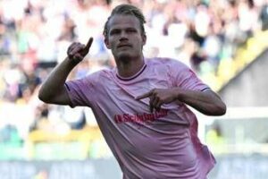 Pohjanpalo segna ospiti chiedono fuorigioco proteste in Palermo Catanzaro Pohjanpalo segna ospiti chiedono fuorigioco proteste in Palermo Catanzaro